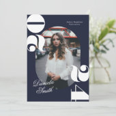 Invitation Blue Modern Bold Classe de 2024 Graduation (Debout devant)