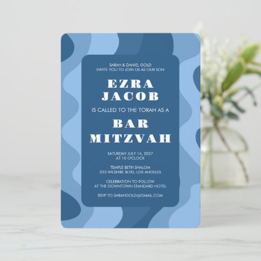 Invitation Blue Waves Moderne Abstrait Custom Bar Mitzvah (Debout devant)