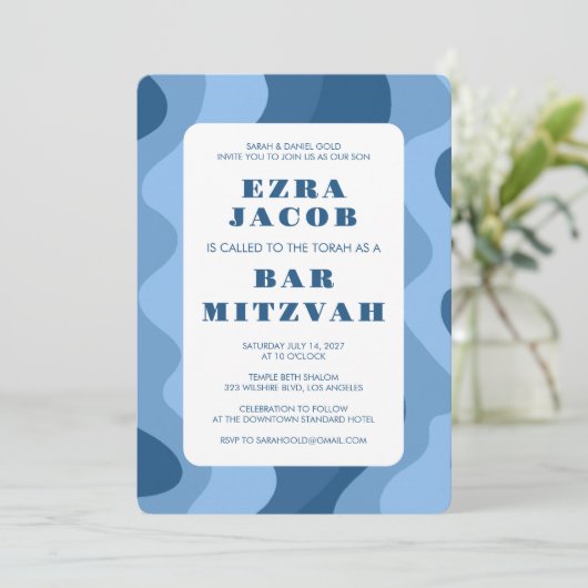Invitation Blue Waves Moderne Abstrait Custom Bar Mitzvah (Debout devant)