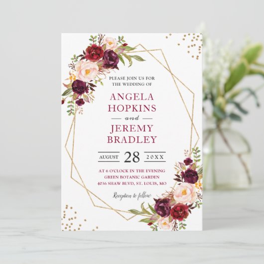 Invitation Blush Bourgogne Floral Moderne Mariage cadre or (Debout devant)