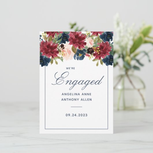 Invitation Blush Bourgogne Floral Rose Gold Accents Fiançaill (Debout devant)