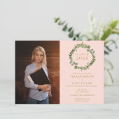 Invitation Blush Pink Greenery Garland Photo Graduation Party (Debout devant)
