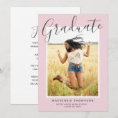 Invitation Blush Pink Moderne Calligraphie Partie de graduati (Devant / Derrière)