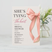Invitation Blush Pink She's Tying The Knot Bow Bridal Shower (Debout devant)