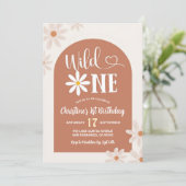 Invitation Boho Arch Daisy Wild One Premier Anniversaire (Debout devant)