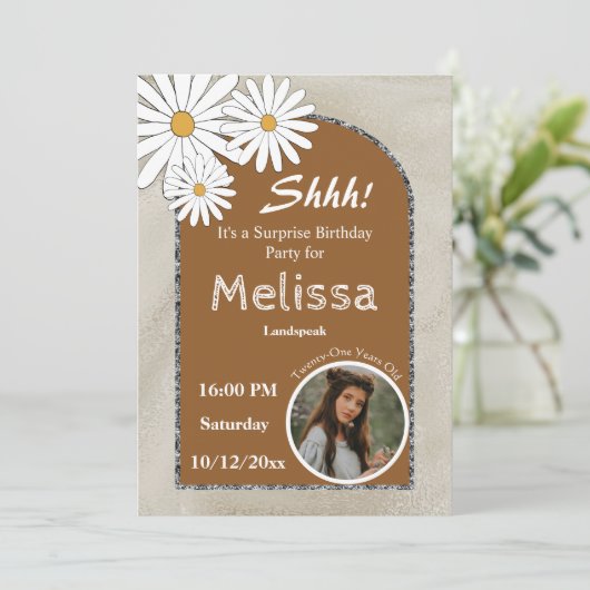 Invitation Boho & Arche Argent & White Daisy Anniversaire (Debout devant)