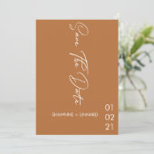 Invitation Boho en terre cuite Brown Script Enregistrer la da (Debout devant)