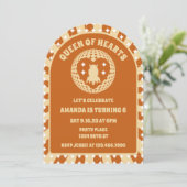 Invitation Boho Queen Of Hearts Anniversaire Party Arch (Debout devant)