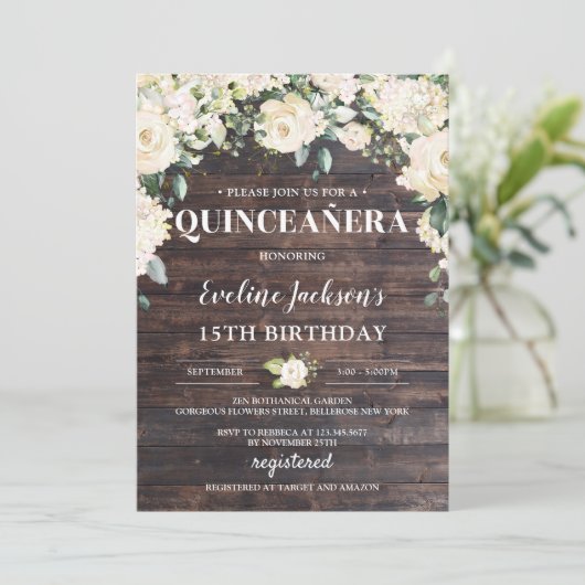 Invitation Boho Quinceañera blanc fleuri blanc en bois rustiq (Debout devant)