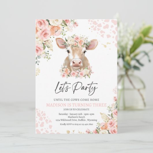 Invitation Boho Rose Et Or Florals Vache Anniversaire (Debout devant)