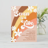 Invitation Boho Seven est une Vibe Retro Daisies Rainbow (Debout devant)