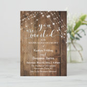 Invitation Bois Brown rustique, Chaînes lumineuses blanches M (Debout devant)