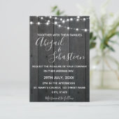 Invitation Bois foncé rustique, avec lumières à cordes. (Debout devant)