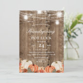 Invitation Bois rustique Citrouille Floral Friendsgiving Pot  (Debout devant)