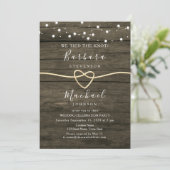 Invitation Bois rustique et lampes à cordes Réception de mari (Debout devant)