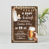 Invitation Bois rustique un bébé est en train de bewing co-ed (Debout devant)