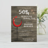 Invitation Bois rustique Vin rouge Surprise 50e fête d'annive (Debout devant)