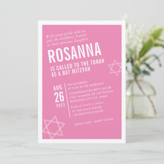 Invitation BOLD BAT MITZVAH simple angle moderne rose blanc (Debout devant)