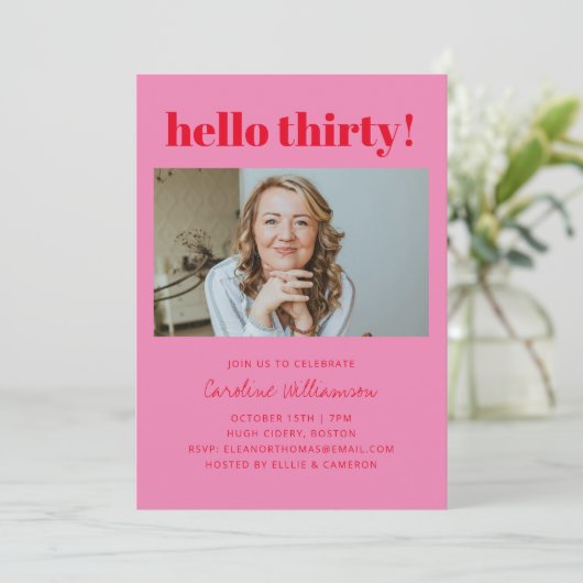 Invitation Bold Pink Red Modern 30th Photo Birthday Party (Debout devant)