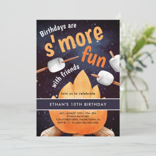 Invitation Bonfire S'mores Camping Anniversaire (Debout devant)