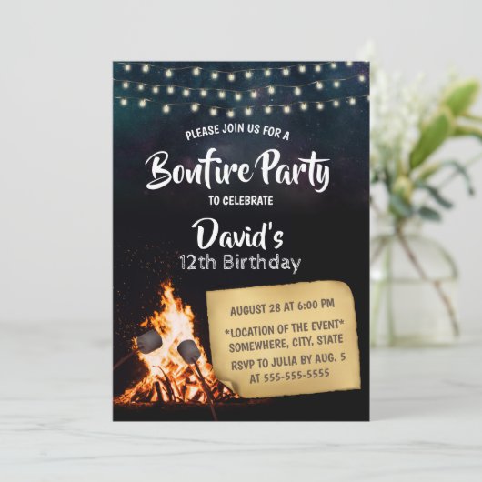 Invitation Bonfire & S'mores Camping Fête d'anniversaire (Debout devant)