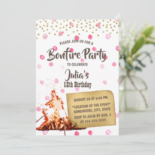 Invitation Bonfire & S'mores Camping Points Rose Anniversaire (Debout devant)