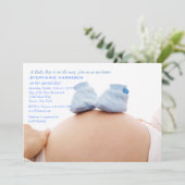 Invitation Booties bleues sur le Baby shower du ventre Invita (Debout devant)