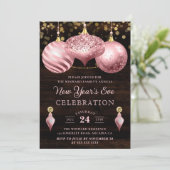 Invitation Boules de Noël Rose Clair Élégant Nouvel An (Debout devant)