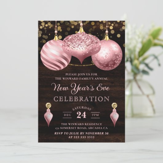 Invitation Boules de Noël Rose Clair Élégant Nouvel An (Debout devant)