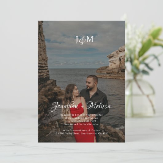 Invitation Bourgogne QR Code Budget Monogramme Overlay Mariag (Debout devant)