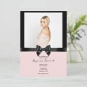 Invitation Bouton noir Satin Bow Blush Rose Photo Sweet 16 (Debout devant)