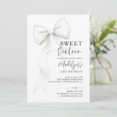 Invitation Bow Chic Noir Blanc Élégante Calligraphie Sweet 16 (Debout devant)