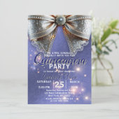 Invitation Bow en argent orné luxueux sur Quinceañera violet (Debout devant)