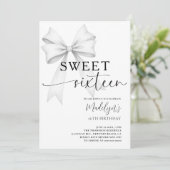 Invitation Bow Noir Blanc Moderne Élégant Simple Sweet 16 (Debout devant)