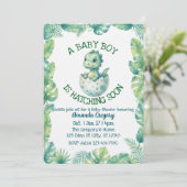 Invitation Boy Hatching Soon, Green Dino Baby Shower (Debout devant)