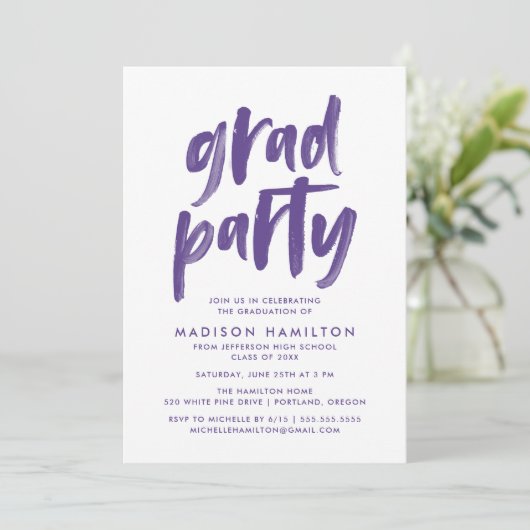 Invitation Brosse moderne Script Purple Graduation Party (Debout devant)
