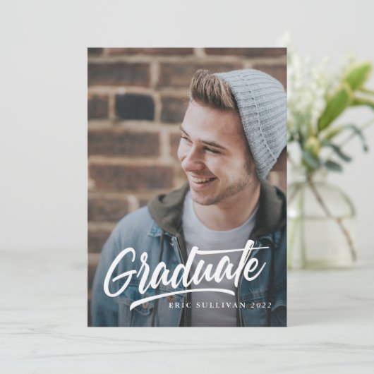 Invitation Brosse Script Moderne Graduation 2 faces Photo Par (Debout devant)