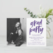 Invitation Brosse violet moderne Script Photo Graduation Part (Debout devant)