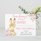 Invitation Brown lapin et fleurs roses fille invitation. (Debout devant)