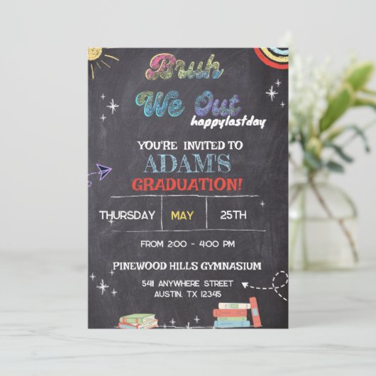Invitation Bruh We Out Chalkboard pré k Graduation (Debout devant)