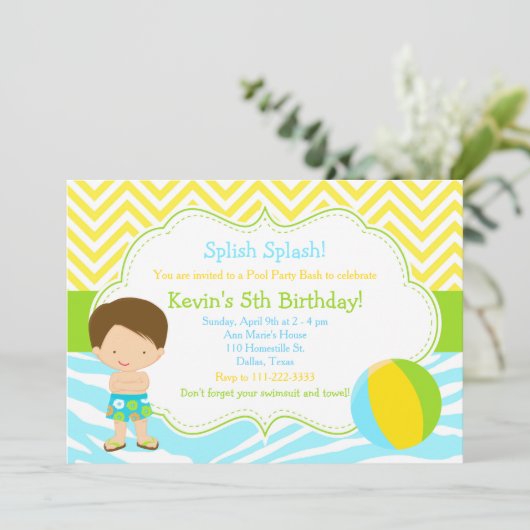Invitation Brunette Boy Pool Party Bash Party (Debout devant)