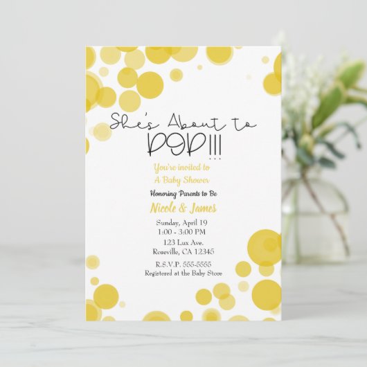 Invitation Bubbles à points Polka blanc jaune Elle est sur le (Debout devant)