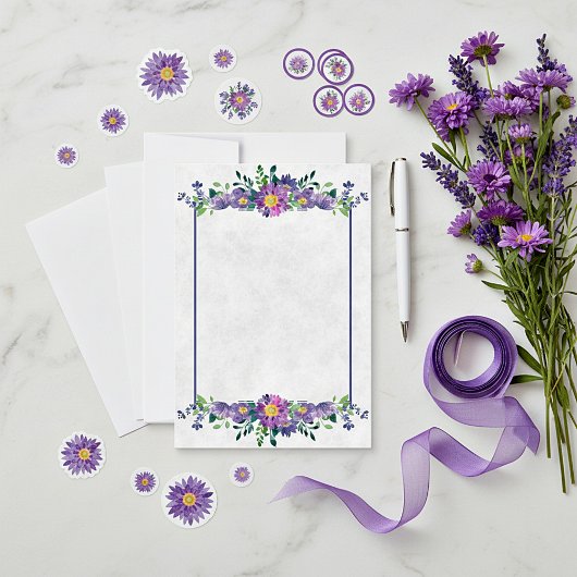 Invitation Budget blanc mariage à cadre fleuri violet