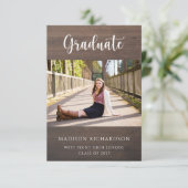 Invitation Budget Rustic Wood Grain Photo Graduation (Debout devant)