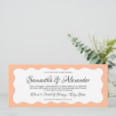 Invitation Budget Tout en un script moderne Peach Fuzz Mariag (Debout devant)