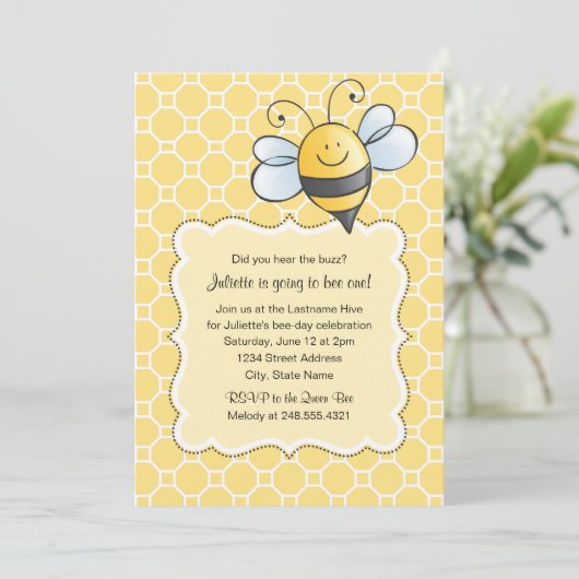 Invitation Bumblebebe Jaune Mignonne Première fête d'annivers (Debout devant)
