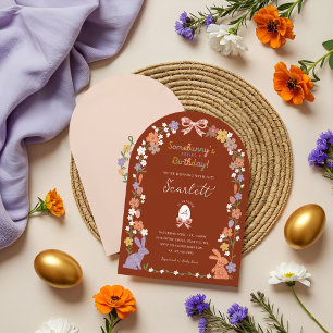 Invitation Bunny de Pâques floral Somebunny a un anniversaire