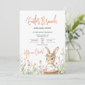 Invitation Bunny de Whimsical Brunch de Pâques et chasse aux (Debout devant)