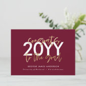 Invitation burgundy et or script moderne graduation photo (Debout devant)
