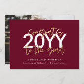 Invitation burgundy et or script moderne graduation photo (Devant / Derrière)